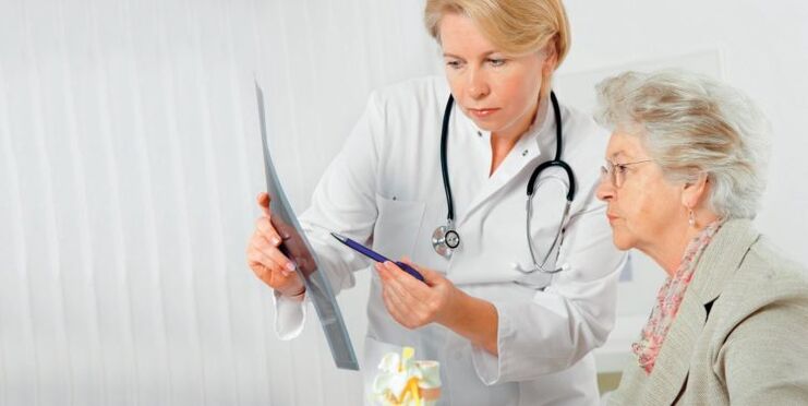 médico prescribe tratamento para a dor lumbar